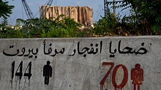 صورة غرافيتي على حائط مقابل مرفأ بيروت كتب عليها عدد الضحايا من النساء والرجال