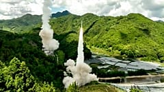 Chinesische Raketen starten an einem unbekannten Ort im Rahmen des Manövers vor Taiwan