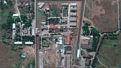 Sur cette photo satellite, une vue du centre de détention d'Olenivka, après l'attaque de la prison 