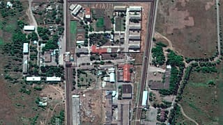 Sur cette photo satellite, une vue du centre de détention d'Olenivka, après l'attaque de la prison 