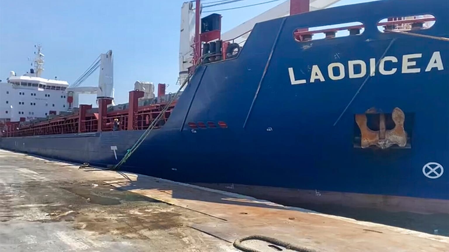 Rusya'nın Ukrayna'dan ilhak ettiği Kırım'dan aldığı tahıl yükünü Suriye'ye götüren "Laodicea" isimli Suriye'ye ait nakliye gemisi Beyrut Limanı'nda demirli halde