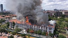 К горящему зданию были стянуты пожарные, наряды полиции и бригады медиков.