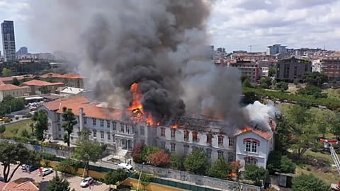 К горящему зданию были стянуты пожарные, наряды полиции и бригады медиков.