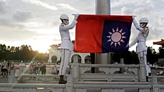 Soldaten holen auf dem Freiheitsplatz in Taipei am 30. Juli 2022 die Flagge ein