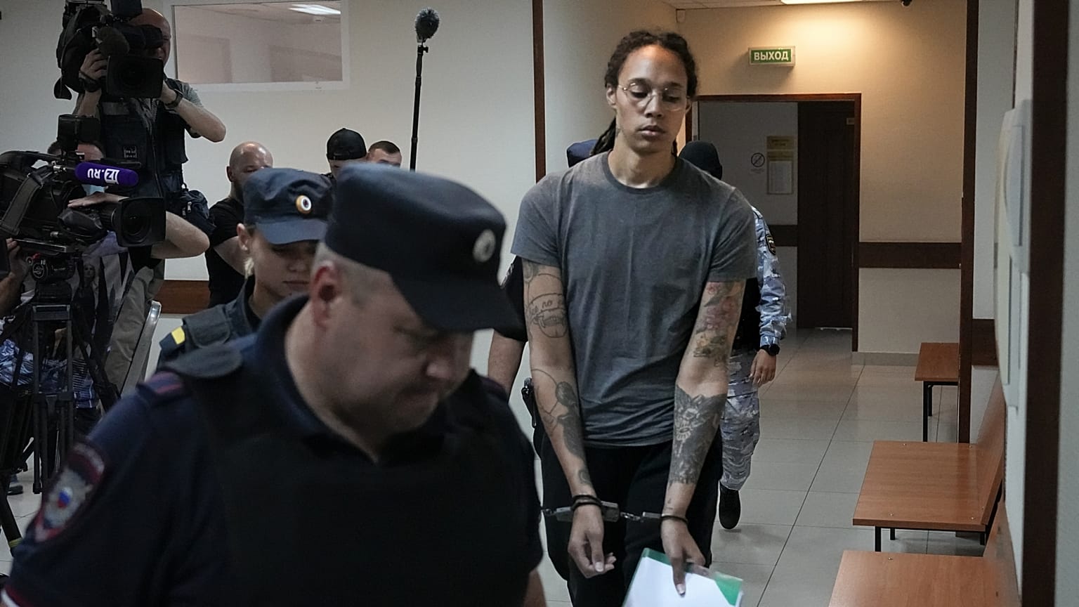 Brittney Grinert a tárgyalóterembe kísérik az őrei Moszkvában
