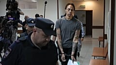 Brittney Grinert a tárgyalóterembe kísérik az őrei Moszkvában