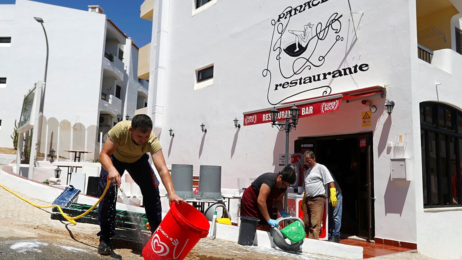 Munkások dolgoznak Portugáliában