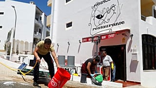 Munkások dolgoznak Portugáliában