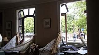 A kép illusztráció, egy bombázás után maradt romok Donyeckben, 2022. augusztus 4-én