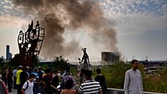 Residentes en Beirut, la capital del Líbano, pasando por el puerto tras el derrumbe de silos de grano