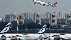 طائرة تابعة لشركة الطيران الإسرائيلية تقلع من مطار بن غوريون الإسرائيلي بالقرب من تل أبيب.