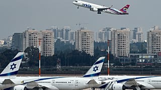 طائرة تابعة لشركة الطيران الإسرائيلية تقلع من مطار بن غوريون الإسرائيلي بالقرب من تل أبيب.