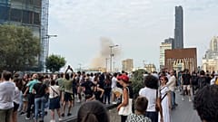 لبنانيون يتظاهرون في بيروت بعد انهيار صوامع من إهراءات المرفأ. 