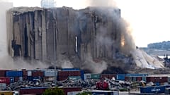 Staubwolken stieg auf, nachdem ein Teil des Speichers krachend zusammengesunken war