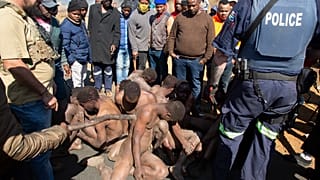 Güney Afrika'da tecavüzle suçlanan göçmenleri göstericilerin elinden polis kurtardı