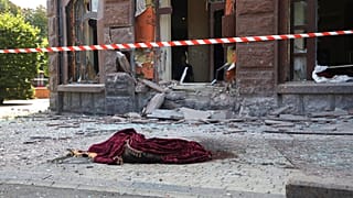 Un cuerpo cubierto sin vida yace en el suelo tras un bombardeo en Donetsk