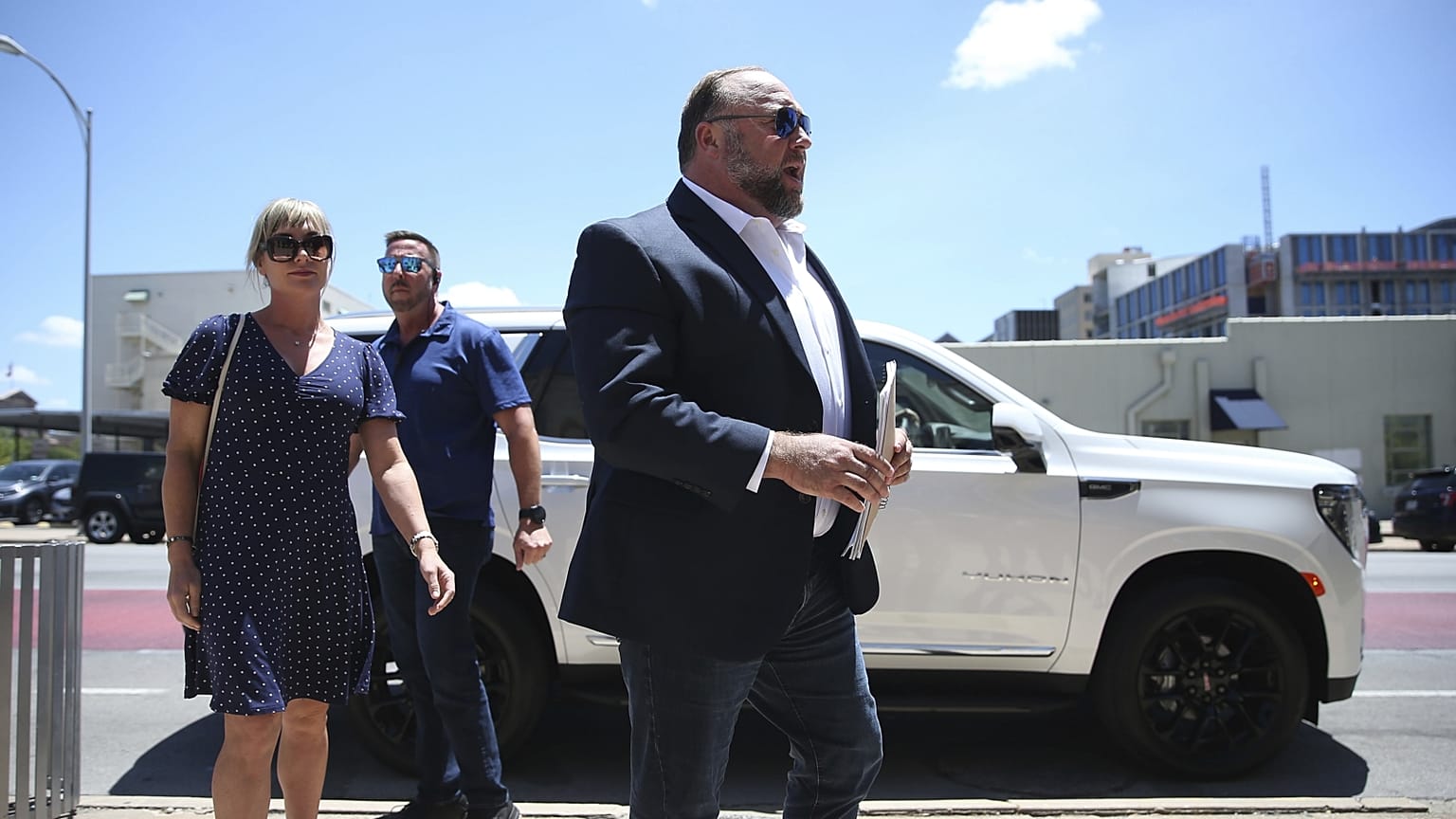 Alex Jones punido por notícias falsas após massacre na escola Sandy Hook nos EUA