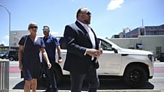Alex Jones llega al Tribunal del Condado de Travis en Austin, el martes 2 de agosto de 2022