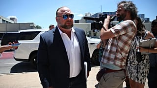 Alex Jones vor dem Gerichtsgebäude in Austin, Texas
