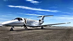Prominente Personen sind für ihre Nutzung von Privatjets in die Kritik geraten, vor allem wenn es um Kurzstreckenflüge geht.