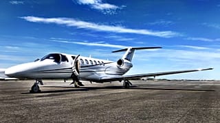 Prominente Personen sind für ihre Nutzung von Privatjets in die Kritik geraten, vor allem wenn es um Kurzstreckenflüge geht.
