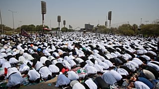 أنصار مقتدى الصدر يقيمون صلاة الجمعة في بغداد