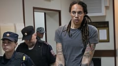 Brittney Grinert kivezetik őrei a moszkvai tárgyalóteremből