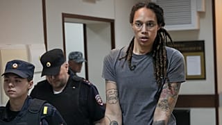Brittney Grinert kivezetik őrei a moszkvai tárgyalóteremből