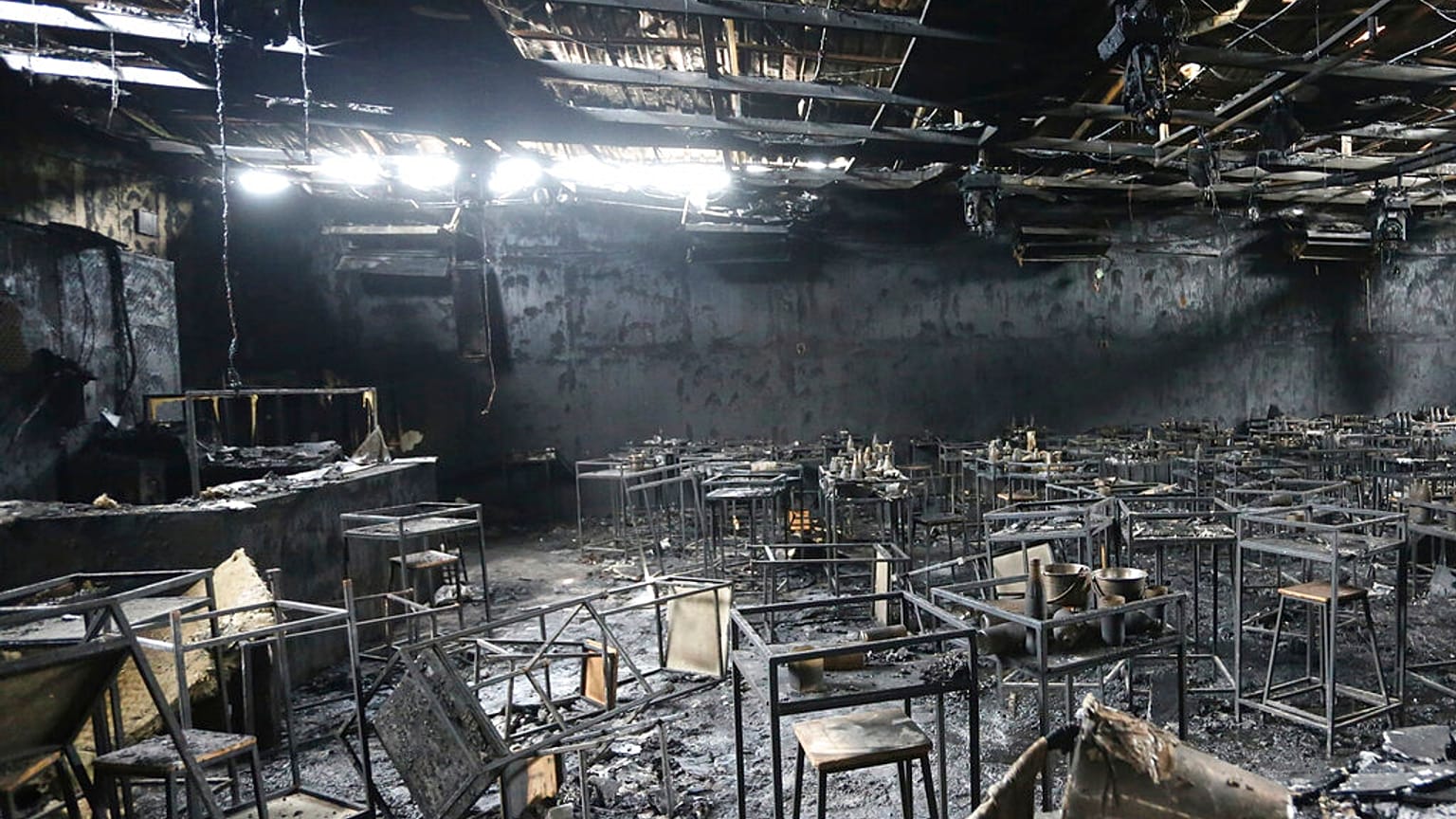 L'intérieur du pub Mountain B ravagé par les flammes en Thaïlande, 05/08/2022