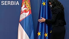 Σημαίες της Σερβίας και της ΕΕ