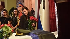 Elena Karabet, die Tochter von Olga Kachura steht am Sarg ihrer Mutter bei einer Trauerfeiern in Donezk am 4. August 2022.