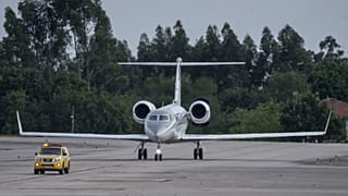 Archives : jet privée avec à son bord l'ancien roi d'Espagne Juan Carlos, en train d'atterrir sur le tarmac de l'aéroport de Vigo, en Espagne, le 19 mai 2022