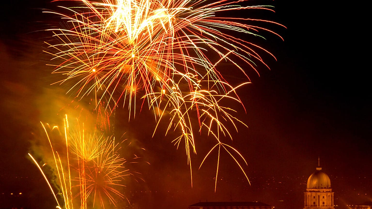 Ein Feuerwerk erleuchtet denHimmel über Budapest (Archivaufnahme)