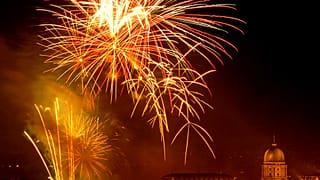 Ein Feuerwerk erleuchtet denHimmel über Budapest (Archivaufnahme)