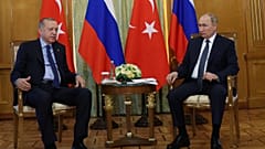 الرئيس التركي رجب طيب أردوغان والرئيس الروسي فلاديمير بوتين يتحدثان خلال اجتماعهما في منتجع سوتشي على البحر الأسود. الجمعة 5 أغسطس 2022.