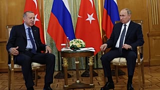 الرئيس التركي رجب طيب أردوغان والرئيس الروسي فلاديمير بوتين يتحدثان خلال اجتماعهما في منتجع سوتشي على البحر الأسود. الجمعة 5 أغسطس 2022.