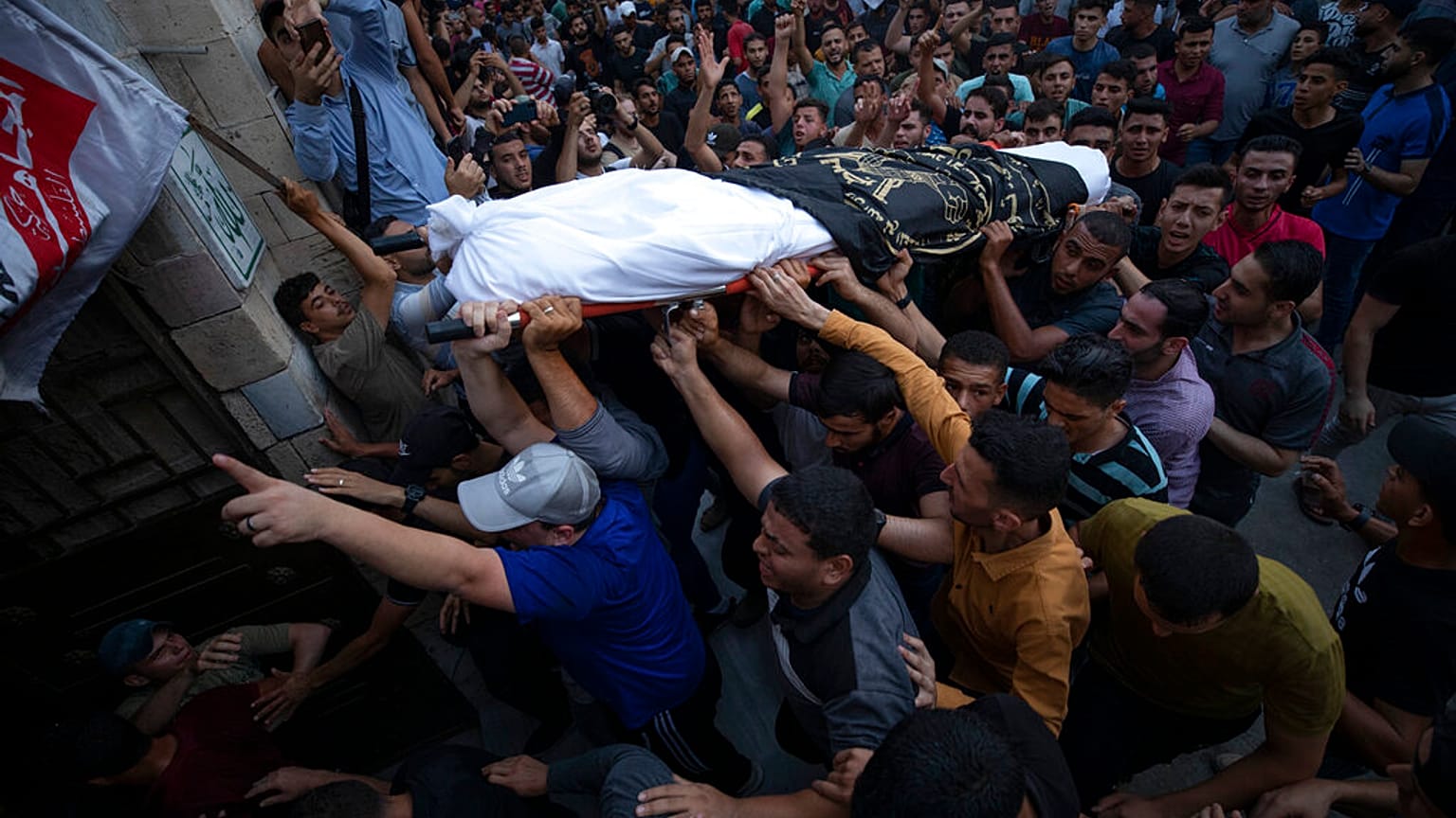 Des Palestiniens portent les corps de victimes tuées par une frappe aérienne israélienne, vendredi 5 août 2022.