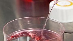 Tadashi Sato őssejtkutató 2009. március 9-én, hétfőn a Nebraskai Egyetem Orvosi Központjában, Omahában növekedési táptalajt tesz egy tálba, amelyben őssejteket tenyésztenek. 