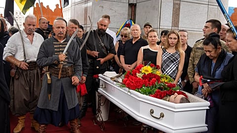 Родственники и друзья на похоронах офицеров Андрея Жованика и Юрия Коваленко, погибших в бою с российскими войсками, на центральной площади Независимости в Киеве