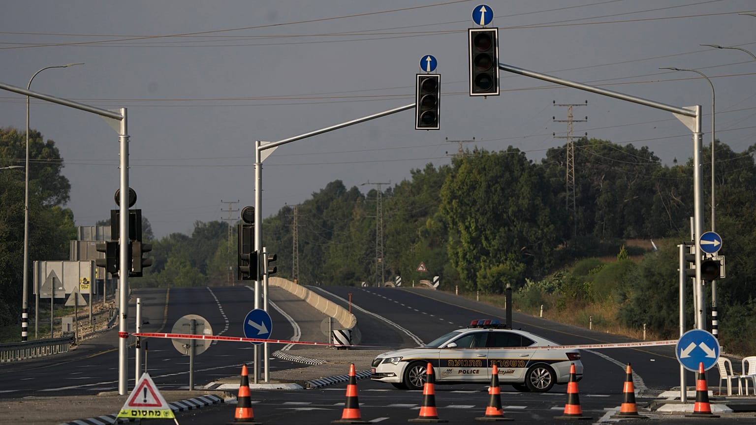 Izraeli rendőrautó a Gáza felé vezető autóúton