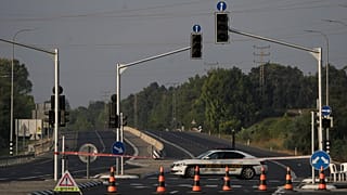 Izraeli rendőrautó a Gáza felé vezető autóúton