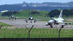 Des chasseurs Mirage de l'armée de l'air taïwanaise roulent sur la piste d'une base aérienne à Hsinchu, Taiwan, vendredi 5 août 2022. 