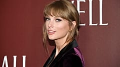 كاتبة السيناريو والمخرجة تايلور سويفت خلال العرض الأول للفيلم القصير "All Too Well" في نيويورك.
