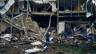 Residentes y voluntarios tienen que limpiar los restos de los bombardeos en la ciudad de Toretsk