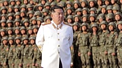 Nordkoreas Kim Jong Un mit Truppen im April 2022
