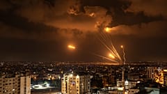 Raketen aus dem Gazastreifen erleuchten den Nachthimmel, 05.08.2022