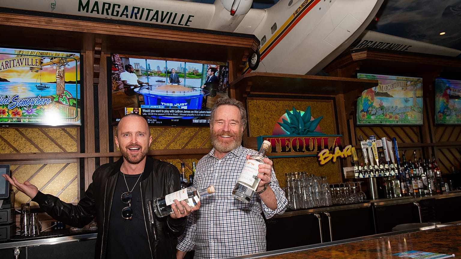 Las estrellas de la serie televisiva 'Breaking Bad', Bryan Cranston y Aaron Paul, tienen su propia marca de mezcal llamada "Dos Hombres".