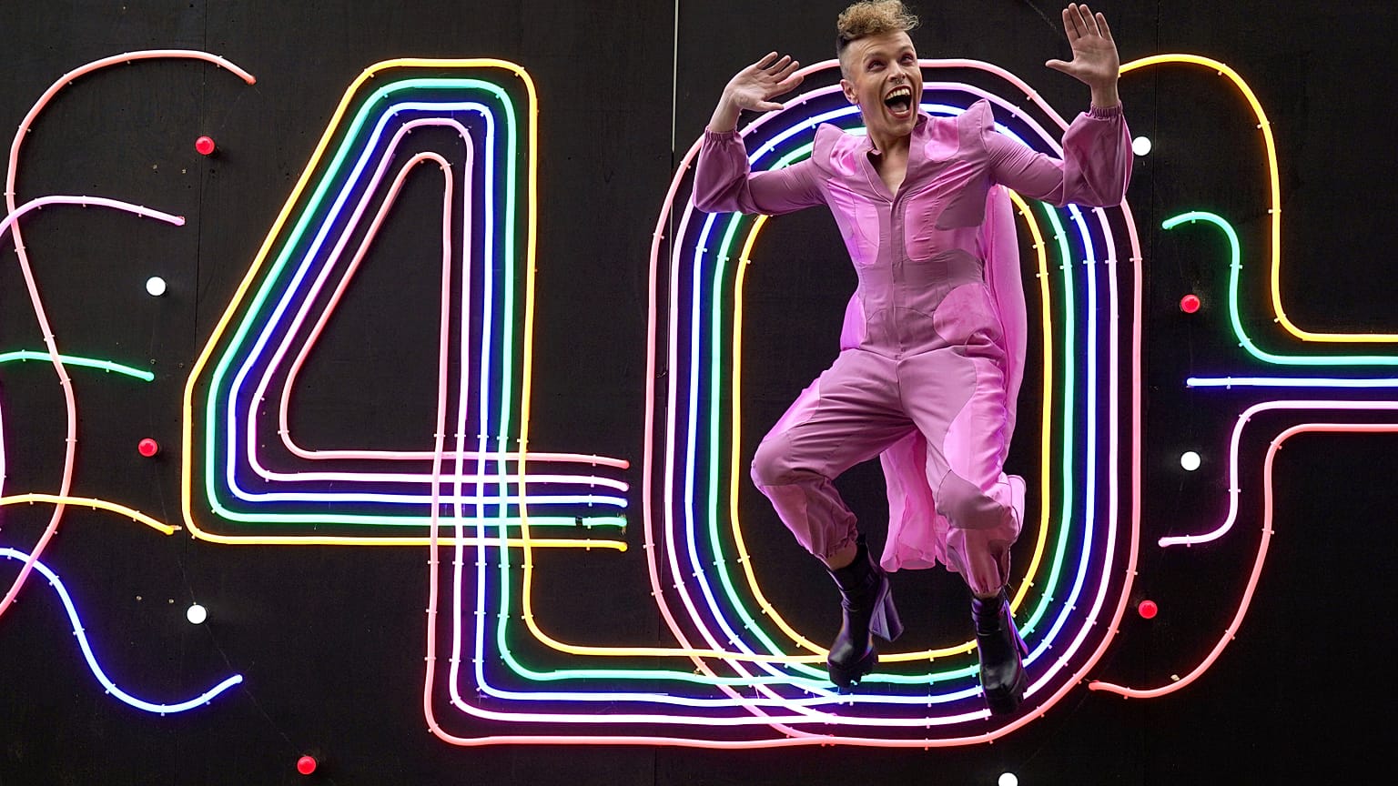 Queer-Ikone Aidan Sadler posiert für seine Fringe-Show "Tropicana!" in Edinburgh