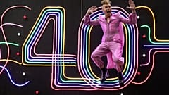 Queer-Ikone Aidan Sadler posiert für seine Fringe-Show "Tropicana!" in Edinburgh