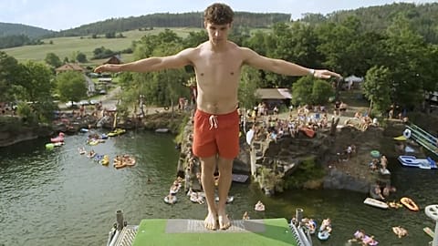 Hight diver competiting